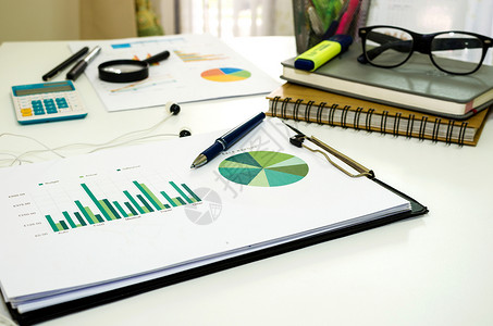 带有会计图表和的金融分析桌面业务事包括会计图表和投资源工作图片