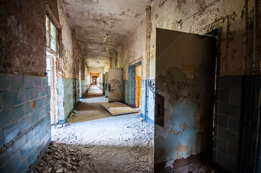 空的视窗老在一个废弃肮脏建筑中长走廊位于一个废弃的肮脏建筑中图片