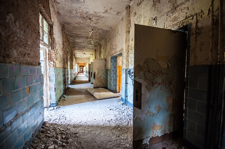 空的视窗老在一个废弃肮脏建筑中长走廊位于一个废弃的肮脏建筑中图片