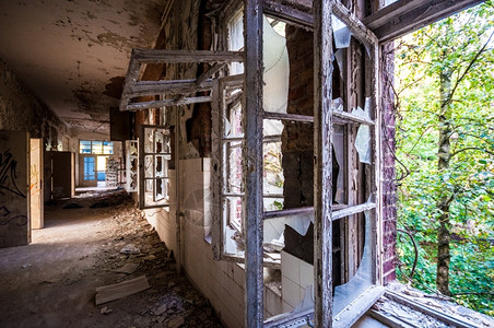 老的地面在一个废弃的肮脏建筑中长走廊位于一个废弃的肮脏建筑中雅各布斯图片