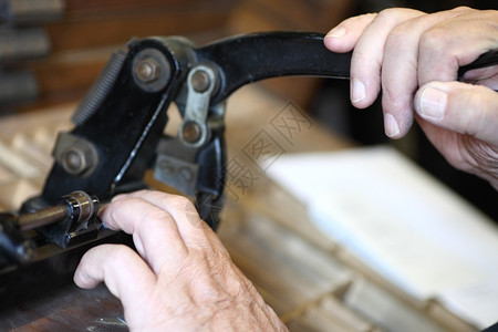 使用老式切割机修剪金属块的打印机刀具一种工业的图片