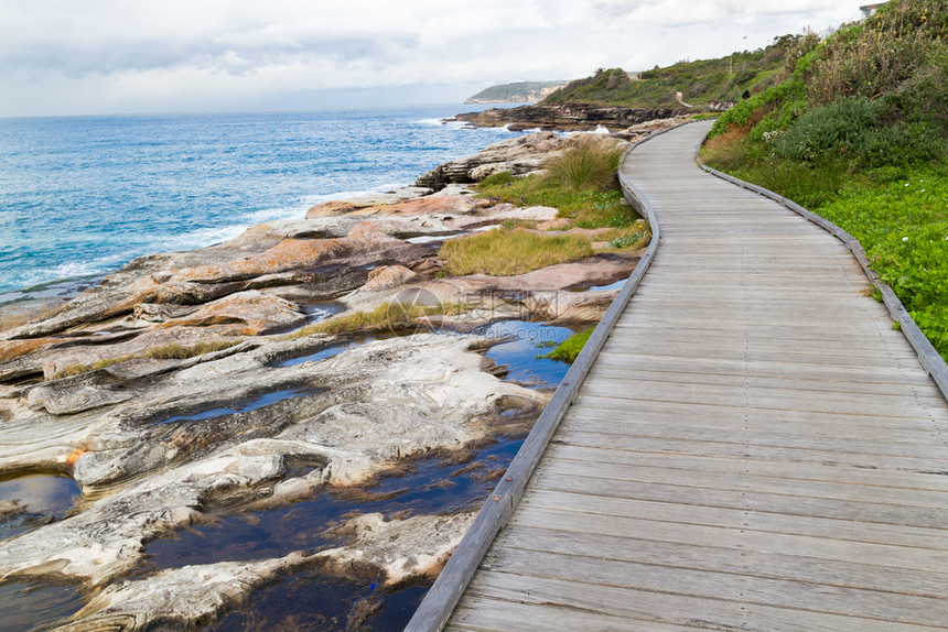 小路澳大利亚悉尼淡水湾附近的新南威尔士州海岸线上滑板行走新的水池图片