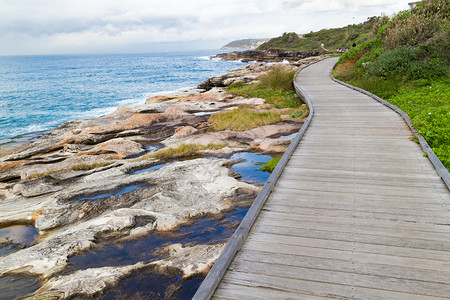 小路澳大利亚悉尼淡水湾附近的新南威尔士州海岸线上滑板行走新的水池图片