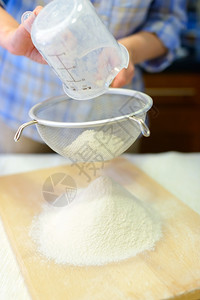 白色的桩做饭女人用筛子把面粉弄干净斯克莱兹涅夫图片