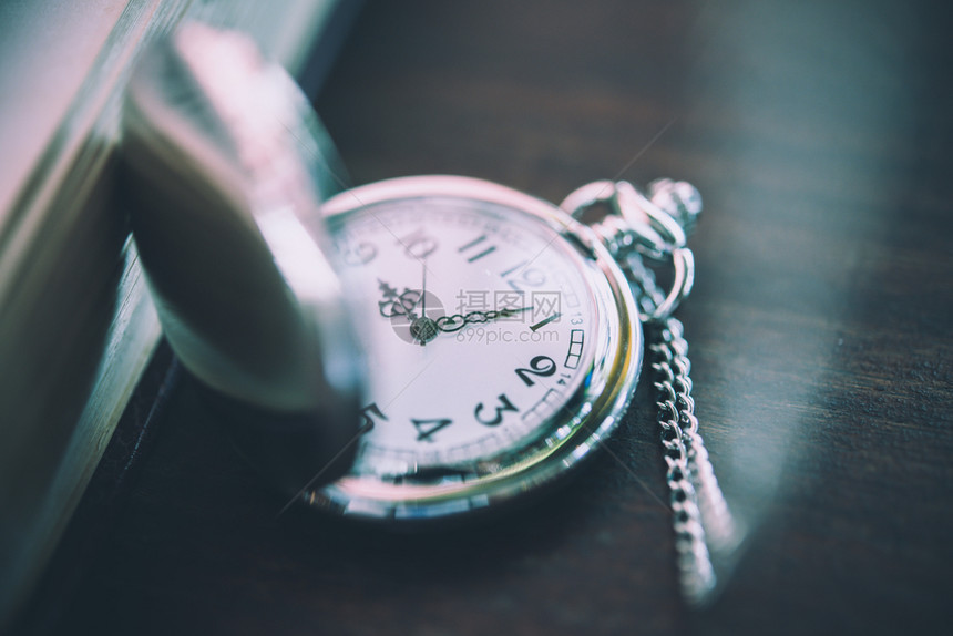 旧式袖手表带有复制空间的时符号复古木头分钟图片