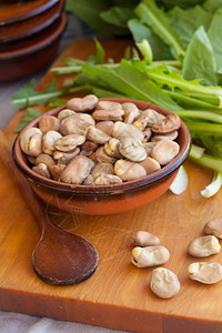 棕色的蔬菜新鲜生大豆和野绿蚕图片