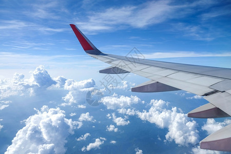 风景优美蓝天空背的飞机翼航空公司假期图片