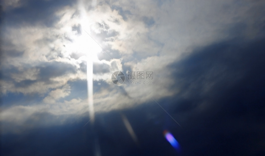 云景户外蓝天厚云和后面的太阳暴风雨图片