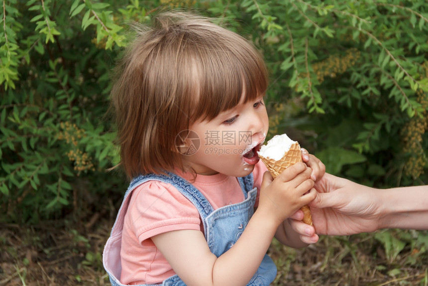 可爱的小女孩吃冰激凌图片
