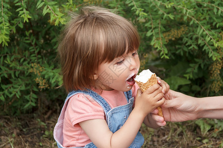 可爱的小女孩吃冰激凌图片