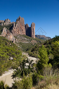 山间的岩石山和小路图片