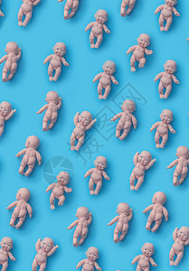 玩具娃女孩蓝色背景的婴儿娃图案坐着图片