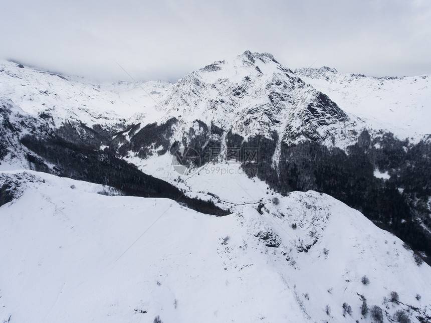 被雪覆盖的山峰图片