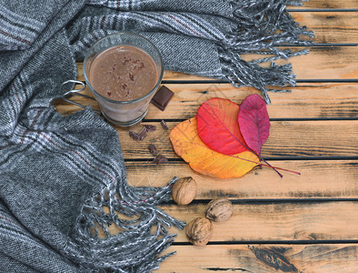 热的一杯巧克力上方的风景木桌上有围巾和红叶最佳冬天图片