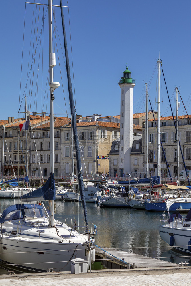 欧洲法国普瓦图夏朗德地区海岸拉罗谢尔老港的灯塔和码头地标观光图片
