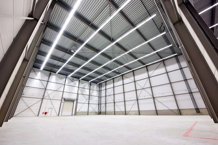 灯由预面部件制成的大型空仓库内制作墙壁图片