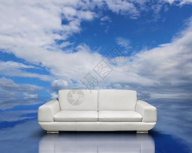 墙蓝色的云景白沙发和银框用于反射云层映面表新鲜空气清洁环境概念图片