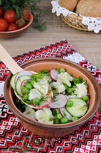 蔬菜饮食维生素含黄瓜萝卜豆子和洋葱的菜花沙拉图片