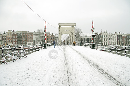瘦的屋家荷兰境内Thiny桥的Snowy阿姆斯特丹图片