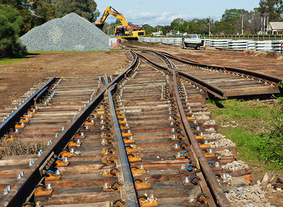 化作春泥为了运输现代化进行铁路轨道准备为现代化作准备追踪背景