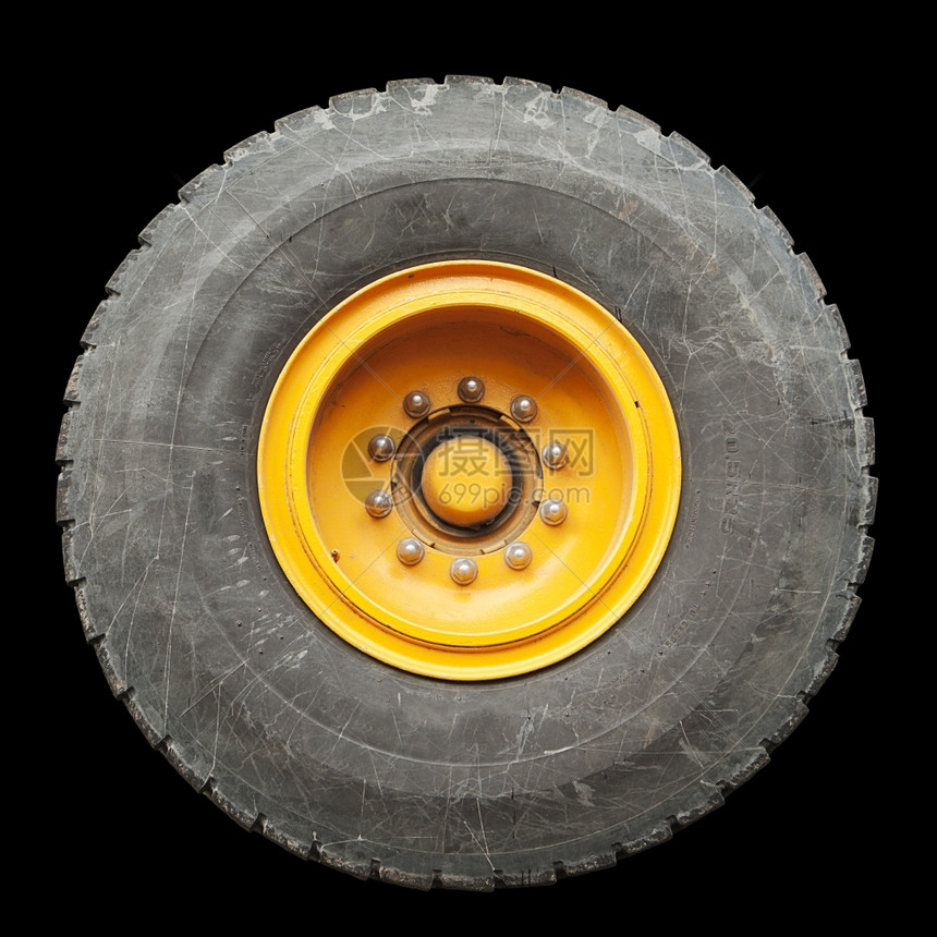 一辆卡车轮胎从个大型移动起重机分离成黑色背景圆圈黄的工业图片
