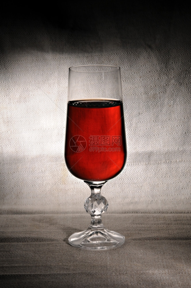 红酒杯优雅和深底的红葡萄酒用具图片