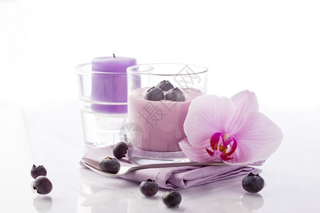 美食蔓越莓以兰花和蜡烛配着蓝莓酸奶美味的图片