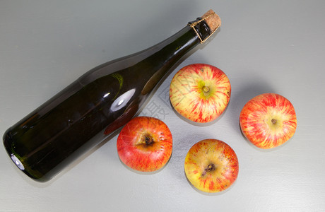 瓶子玻璃四个红黄苹果靠近一个来自布列塔尼的苹果瓶软木图片