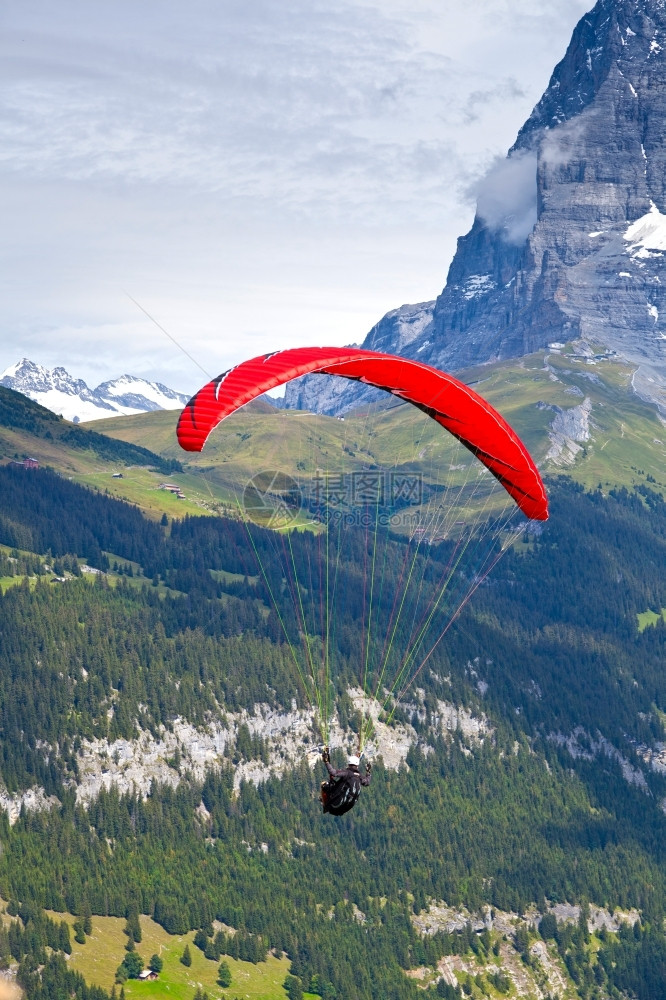 山顶跳滑翔伞的年轻人图片