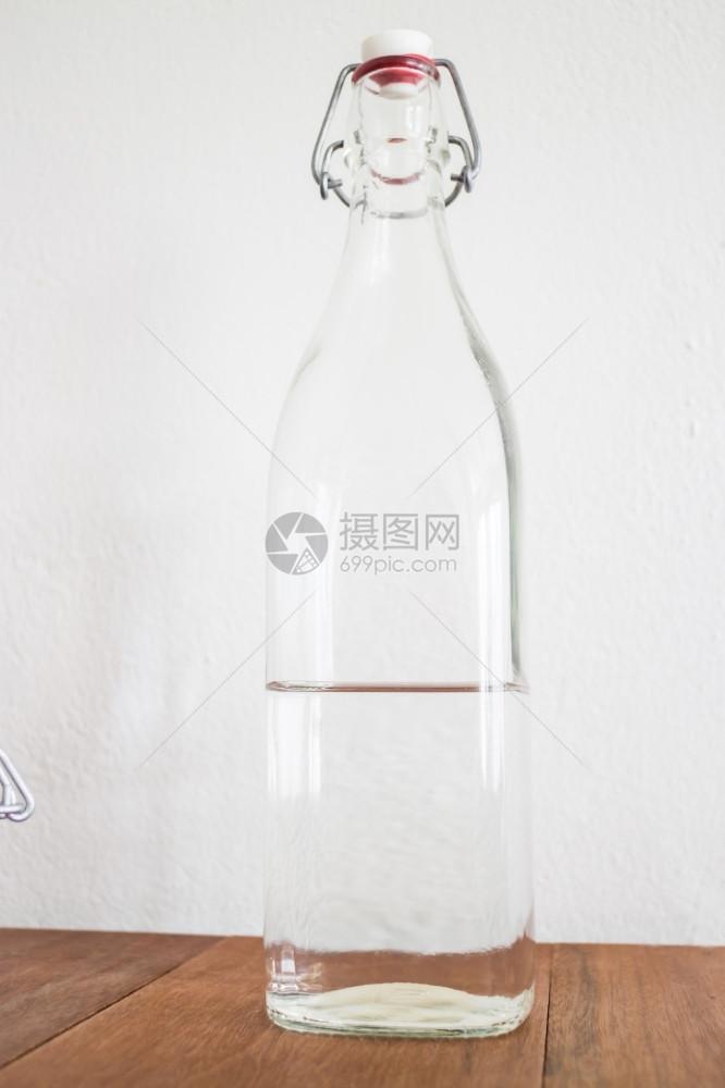 寒冷的生活清洁玻璃瓶水的一半库存照片活力图片