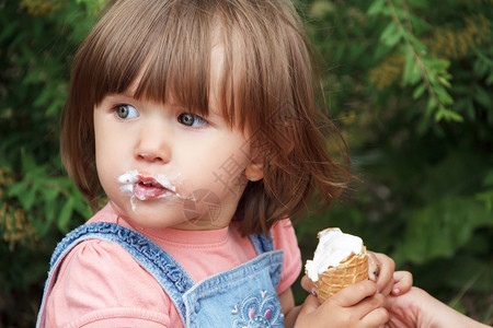 在夏天吃冰淇淋的可爱女孩图片