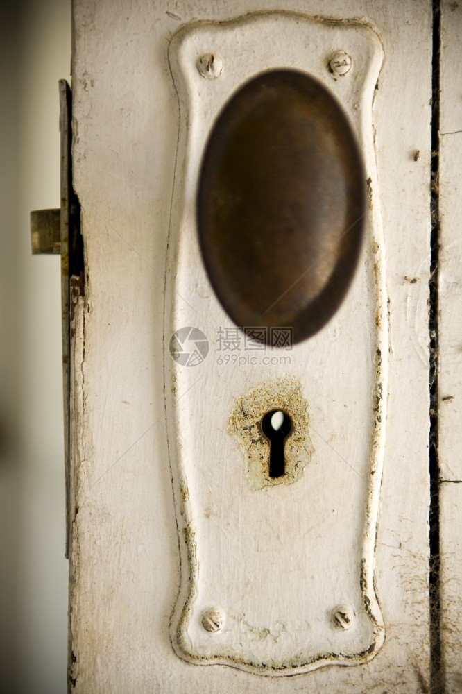 安全的经典木材门上旧式钥匙孔陈年进入图片