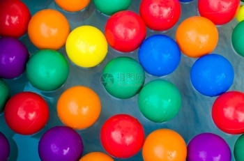 白色的坑水中玩具球颜色图片