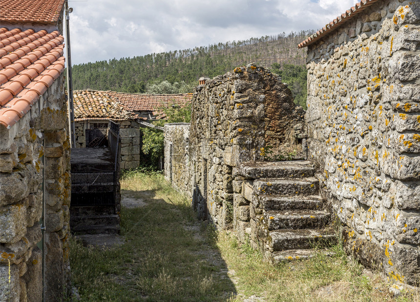 地衣黄色的葡萄牙BeiraAlta地区农村建筑中传统的当地花岗岩屋楼层葡萄牙贝拉阿尔塔地区当的图片