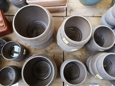 花店各种样的用于出售种类型的陶瓷罐显示器红陶背景图片