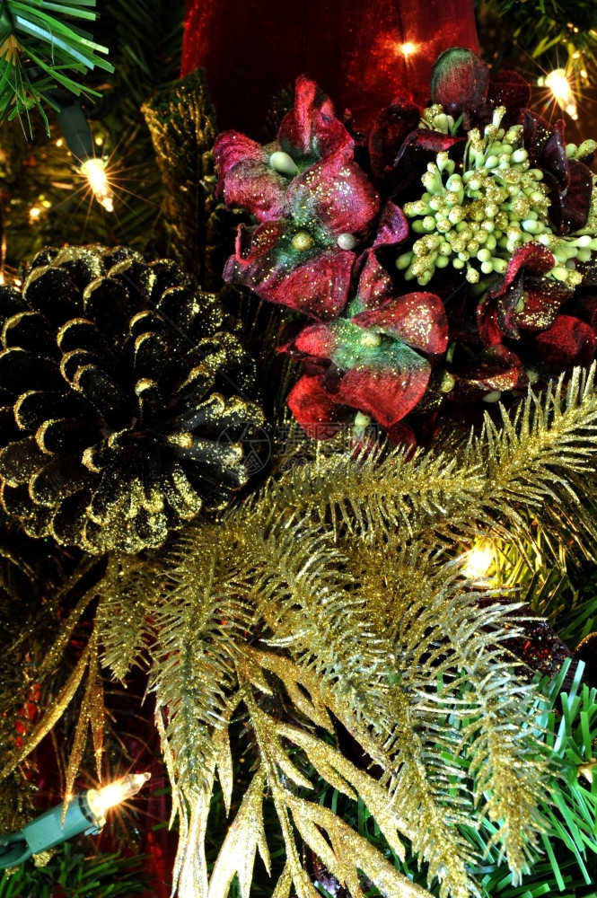 喜庆的精细圣诞节树装饰底薄膜上有小灯光假期详细的图片