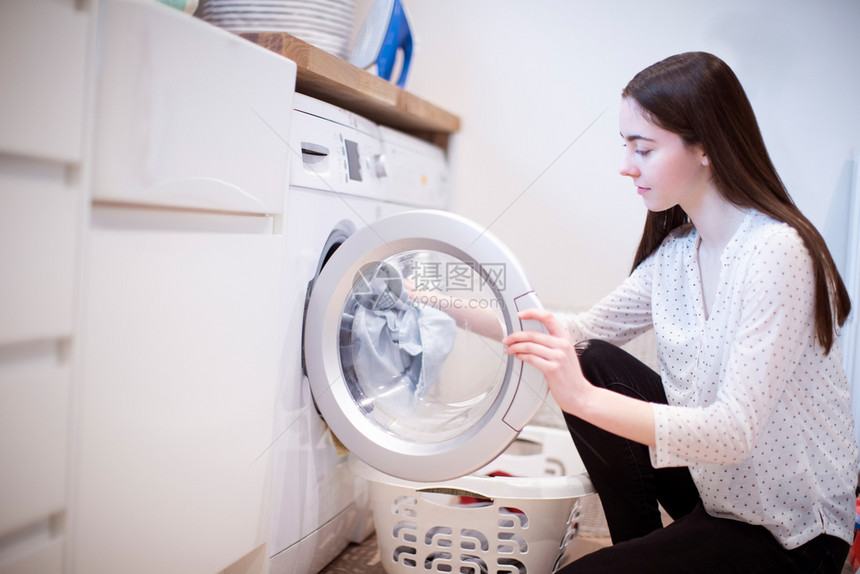 家庭清扫洗衣机帮助青少年女孩在家帮政工作清洗涤机老的人们国内图片