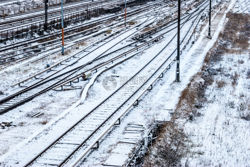 冬季有雪的铁道轨迹覆盖着冬天的雪铁路旅行交通图片