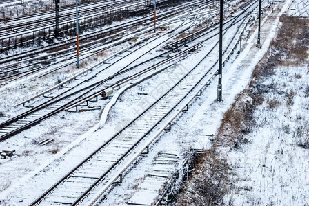 冬季有雪的铁道轨迹覆盖着冬天的雪铁路旅行交通图片