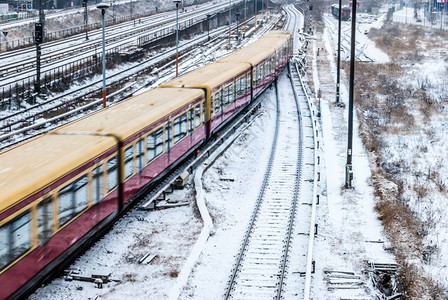 运输寒冷的冬季有雪铁道轨迹覆盖着冬天的雪轨道图片