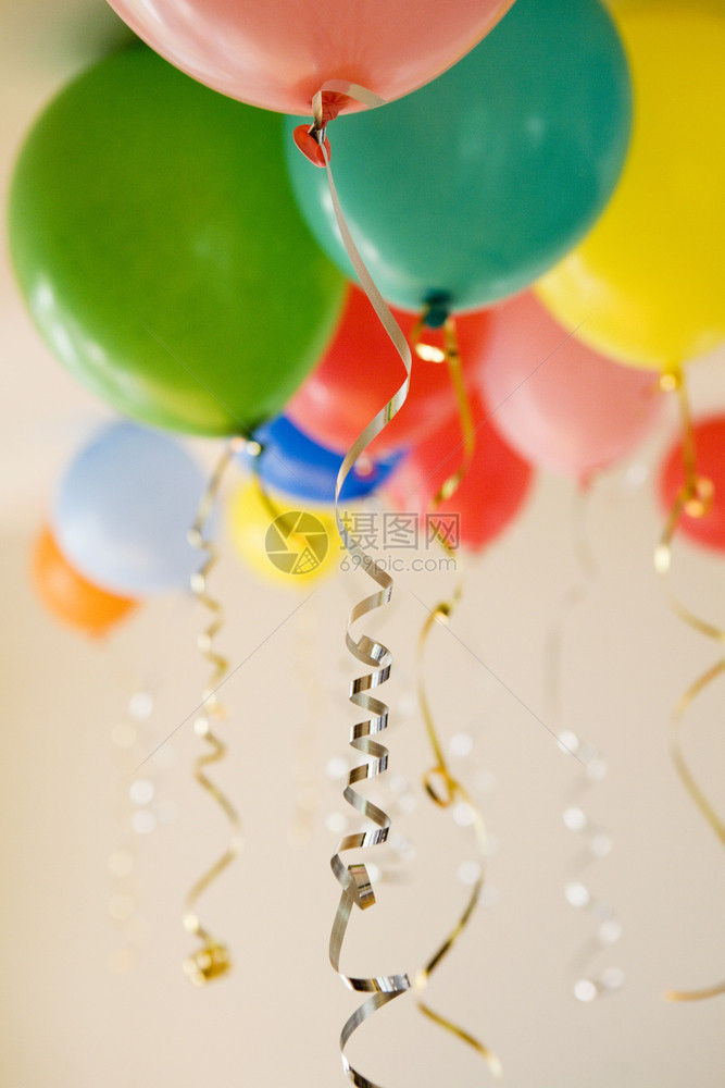 多色抽象的生日配有金银弦的彩色政党气球组图片