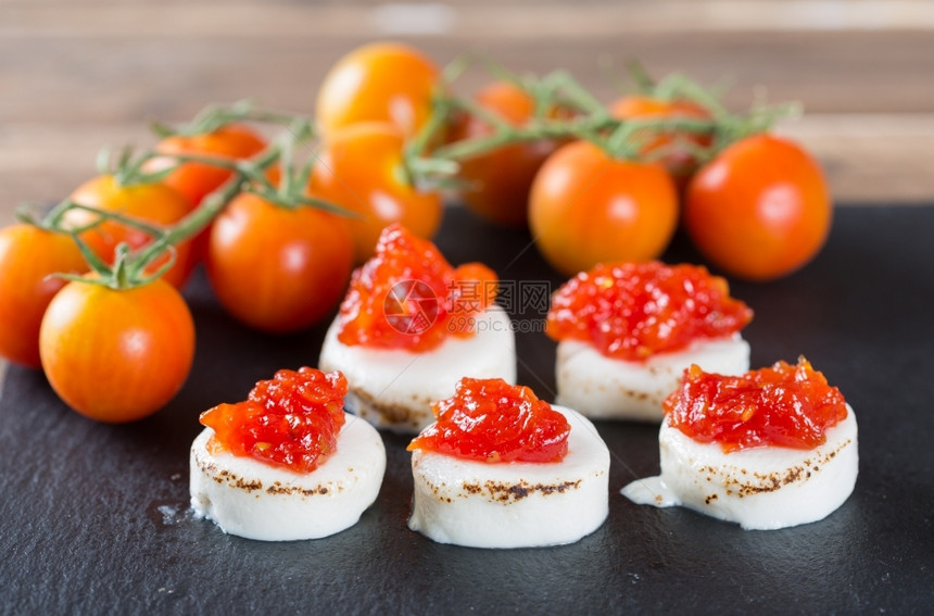 美味的山羊奶酪和自制番茄酱樱桃开胃菜健康图片