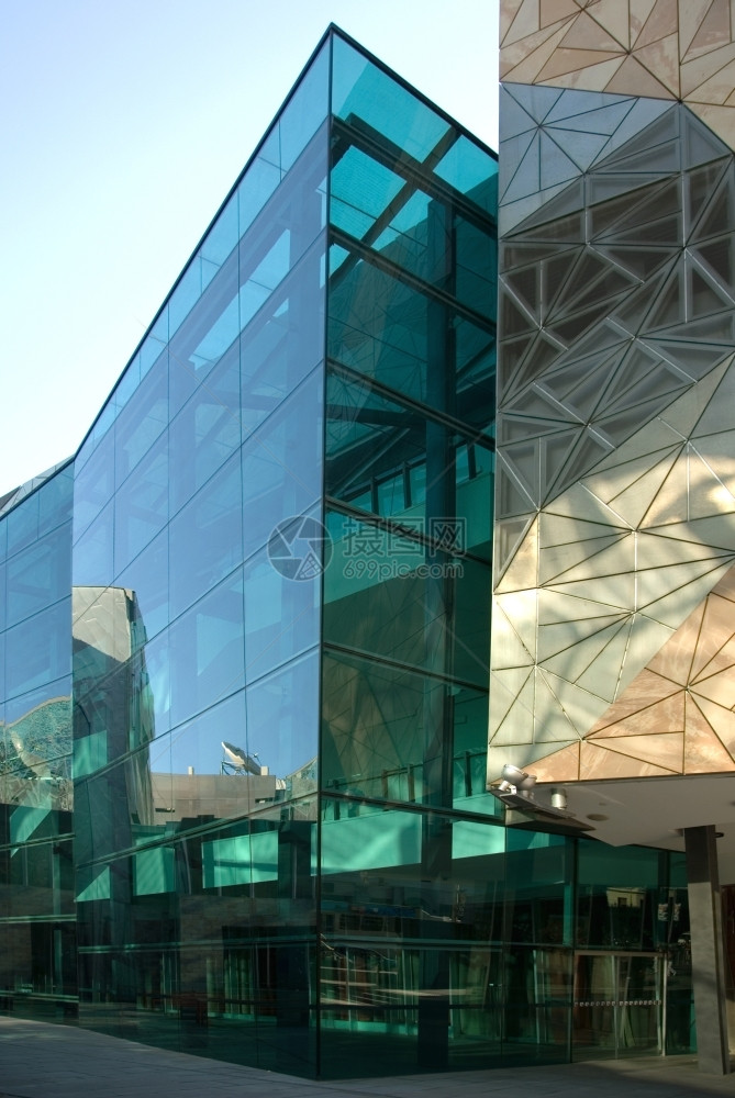 现代的反射角度市中心建筑有玻璃面罩图片