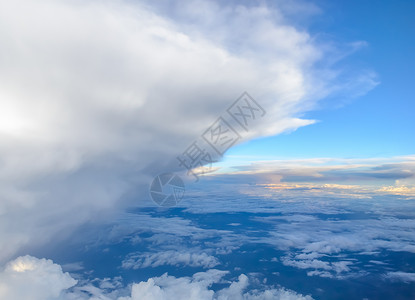 从飞机上查看蓝色天空和云彩背景场户外地球图片