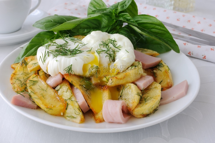 美味的鸡蛋甜点炸土豆和早餐培根火腿晚卡路里图片
