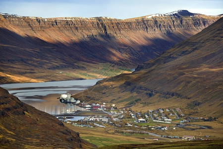 景观距离遥远冰岛西海岸Seydisfjordur港图片