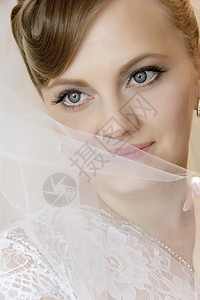 预期美丽的年轻女孩正在装饰结婚礼章姻承诺图片