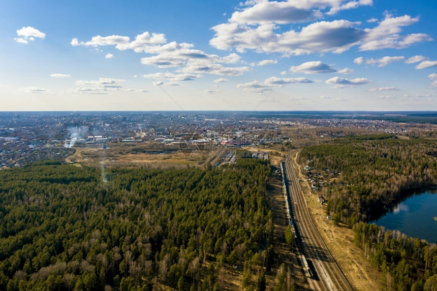 建造天线航班伊凡诺沃市附近一幅全景是在阳光明媚的春日鸟翅飞行时来的照片自无人驾驶飞机图片