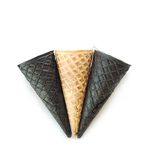一个蜜蜂和两黑色空冰淇淋锥白色背景的孤立食物浅褐色的可口图片