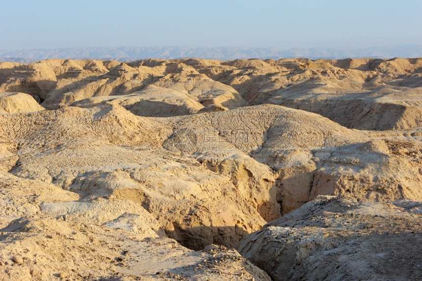 东方以色列南部的阿拉瓦沙漠在太阳第一光照耀下自然日出图片